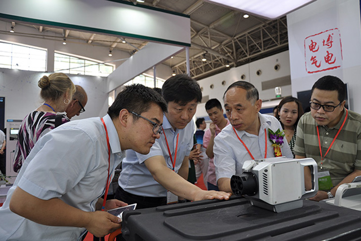 國網(wǎng)電動汽車服務(wù)有限公司副總經(jīng)理賈俊國、車聯(lián)網(wǎng)運(yùn)行中心主任趙飛等領(lǐng)導(dǎo)參觀博電展位